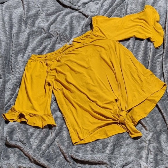 white birch Tops - 🧡2/$25🧡 Mustard off the shoulder top